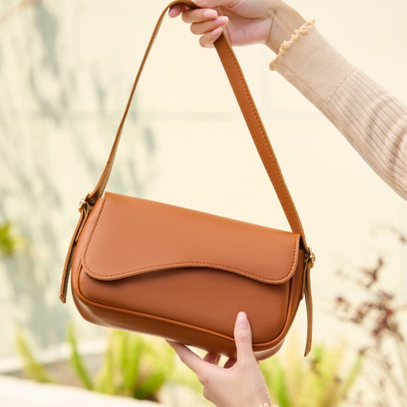 Leatherwork Essentials - 軽量フラップショルダーバッグ ヴィンテージ風フェイクレザークロスボディバッグ カジュアルな外出や仕事の必需品 脇の下に挟むバッグ