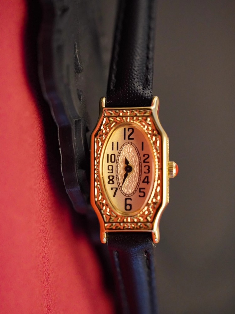 ヴィンテージ女性ウィングチップゴールデンクォーツ時計本革スト - Leatherwork Ideas のレビューと価格