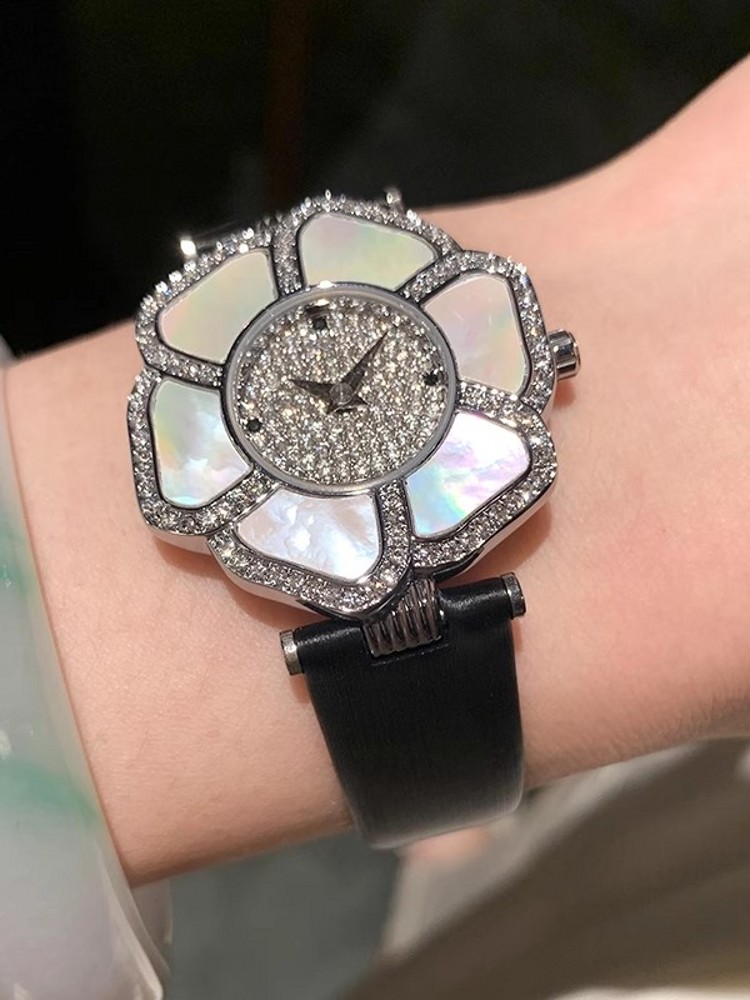 女性のための花の形をしたクォーツ時計,光沢のあるダイヤモンド - Leatherwork Ideas のレビューと価格