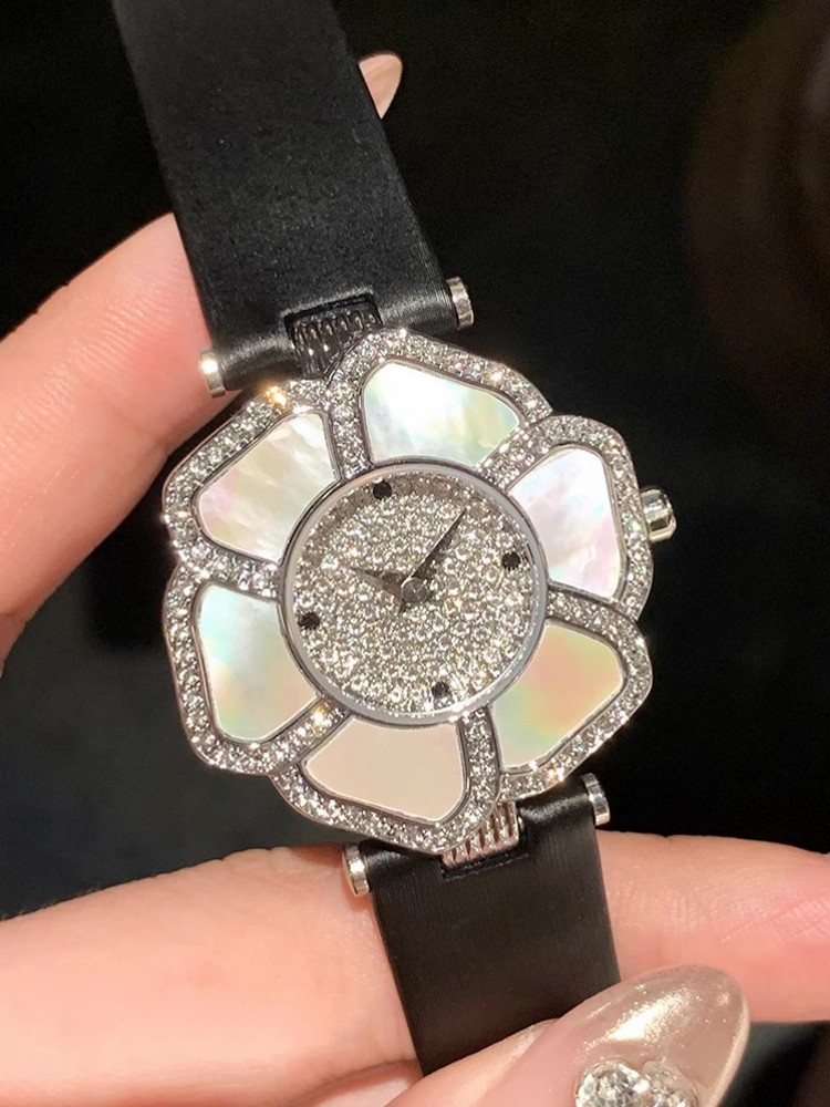 女性のための花の形をしたクォーツ時計,光沢のあるダイヤモンド - Leatherwork Ideas のレビューと価格