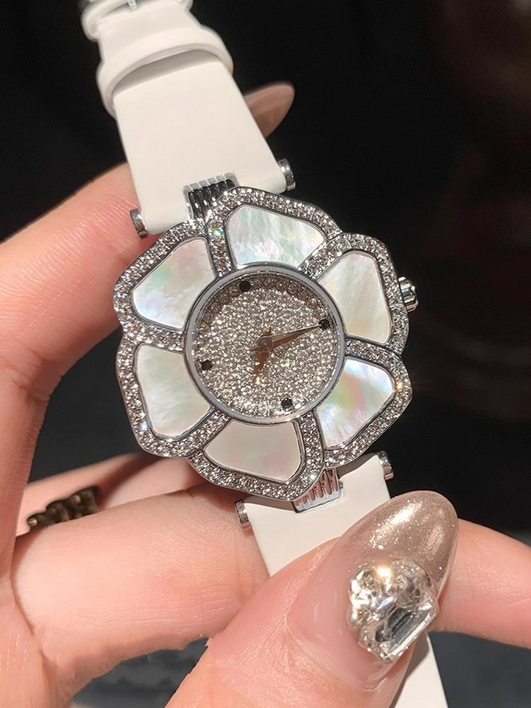 女性のための花の形をしたクォーツ時計,光沢のあるダイヤモンド - Leatherwork Ideas のレビューと価格